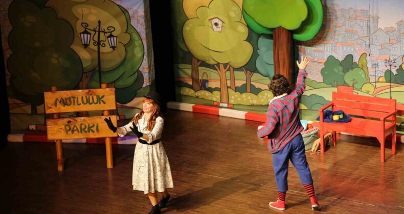 Yarıyıl tatilinde öğrencilere tiyatro gösterimi