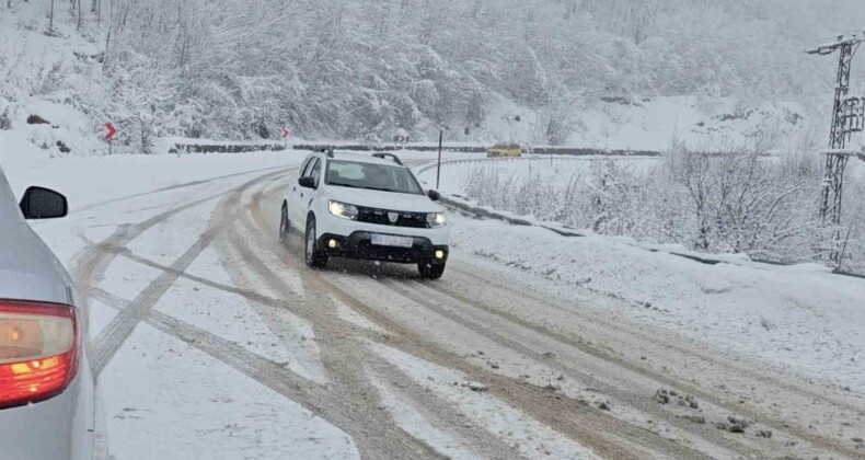 Kastamonu’nun yüksek kesimlerinde yoğun kar yağışı etkili oluyor