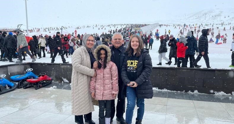 Başkan Büyükkılıç, Erciyes Kayak Merkezi’nde kayak severlerle buluştu