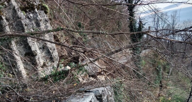 Toprak kayması sonucu düşen kayalar yolu ulaşıma kapattı