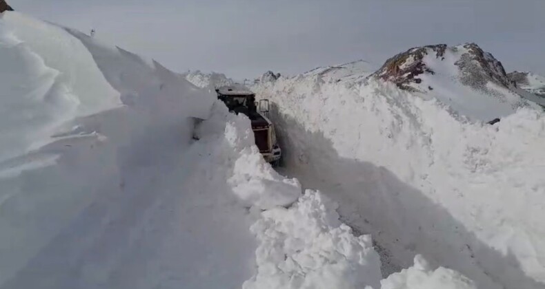 Yüksekova’da kar tünellerinde ekiplerin zorlu çalışması