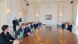 Aliyev’den Macron ve Borell’e tepki: “Azerbaycan kendi topraklarını ve egemenliğini sağlamak için diğer ülkelerin attığı adımlardan farklı adımlar atmıyor”