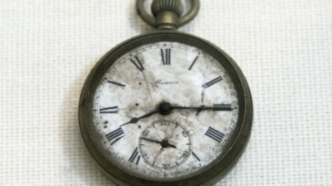 Hiroşima’ya atom bombasının atıldığı anı gösteren saat 31 bin dolara satıldı