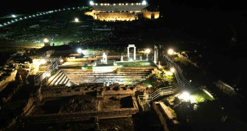 Efes’ten sonra gece ziyaretlerine açılan Hierapolis ve Pamukkale’nin yeni imajı mest etti
